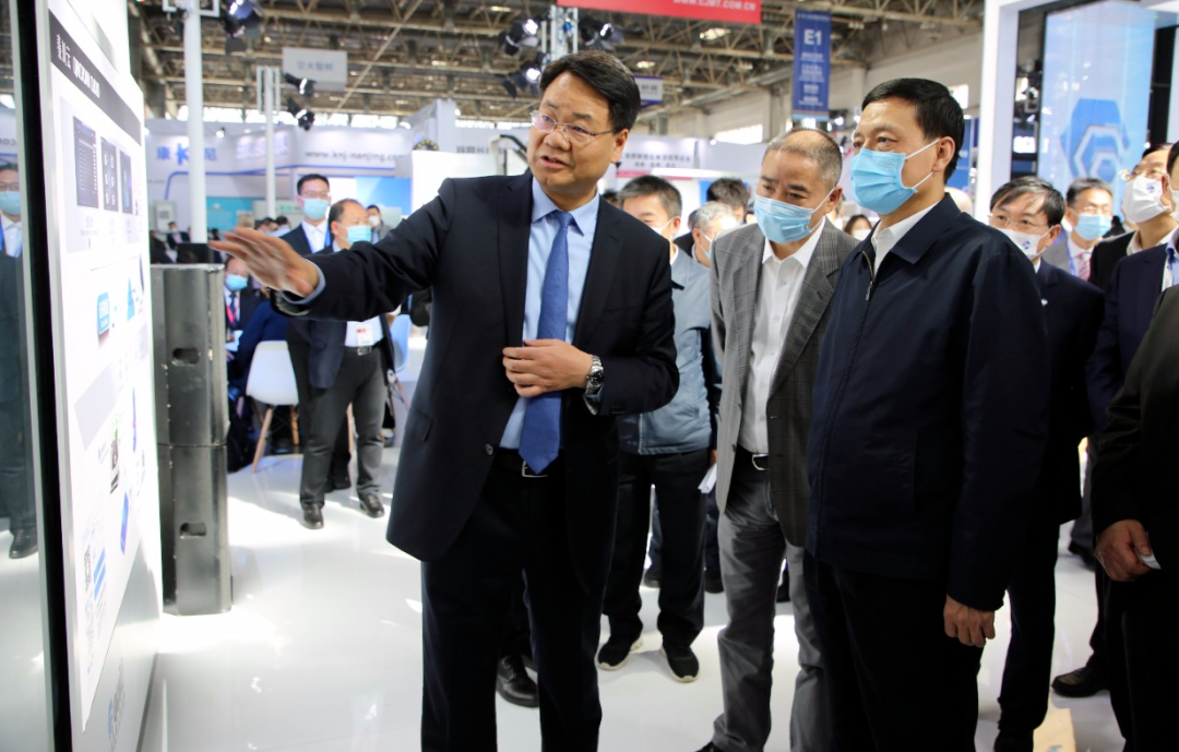 工信部領(lǐng)導(dǎo)蒞臨秦川集團展臺 贊賞智能制造創(chuàng)新成果