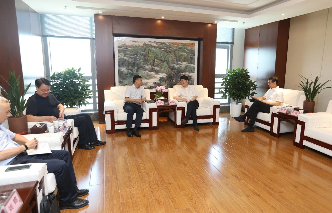 西安市政協(xié)主席、西咸新區(qū)黨工委書記岳華峰會見嚴鑒鉑董事長